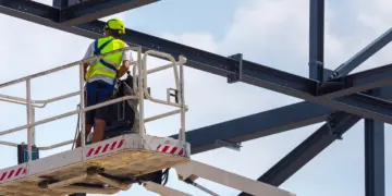 Аренда высотной автовышки: кому может быть интересна