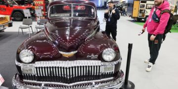 Даже диваны есть: В Москве показали машину-корабль и другие необычные экземпляры — Российская газета